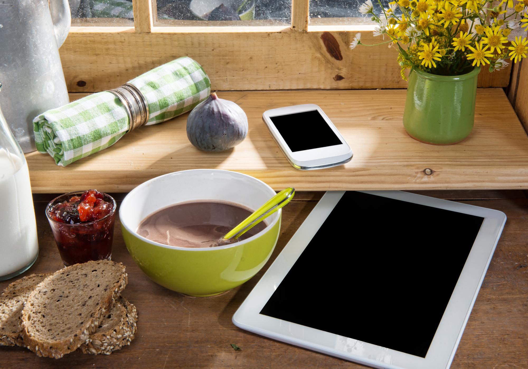 Set di attrezzi da cucina su tavolo tecnologico
